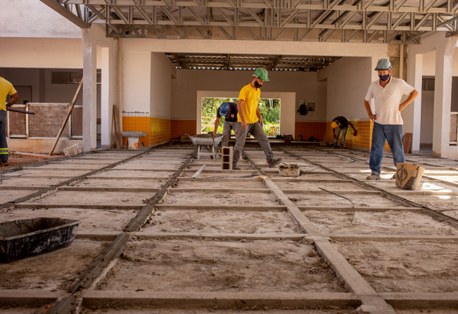 Prefeito de Cajati acompanha obras das creches nos bairros Jardim São José e Capitão Braz