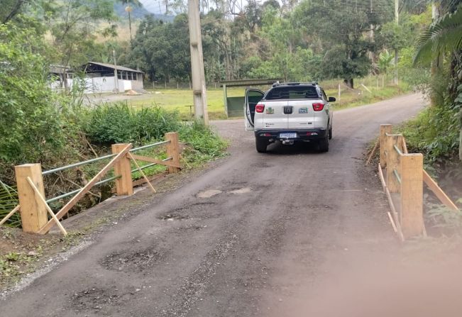 Serviços públicas confecciona corrimão na ponte do bairro Lavras