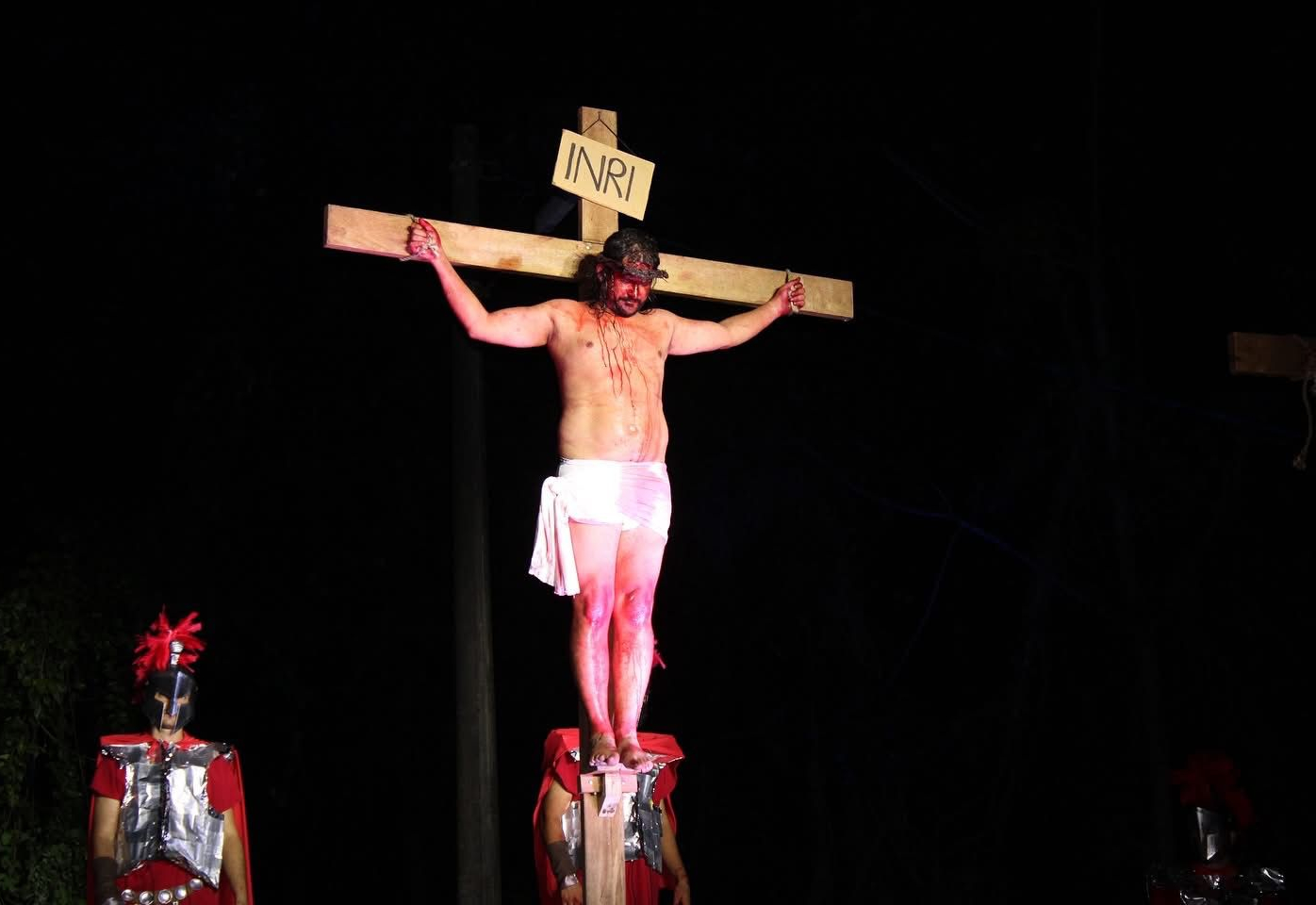 PAIXÃO DE CRISTO EMOCIONA OS CAJATIENSES NO ESPAÇO MULTIUSO