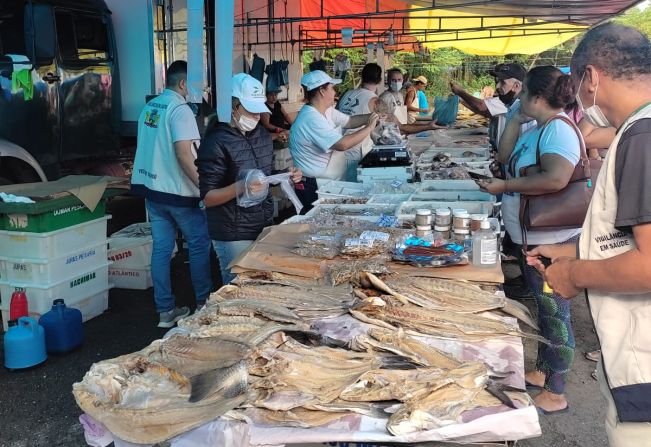 Vigilância Sanitária orienta consumidores sobre peixes e outros pescados na feira desta quarta-feira, 13 de março