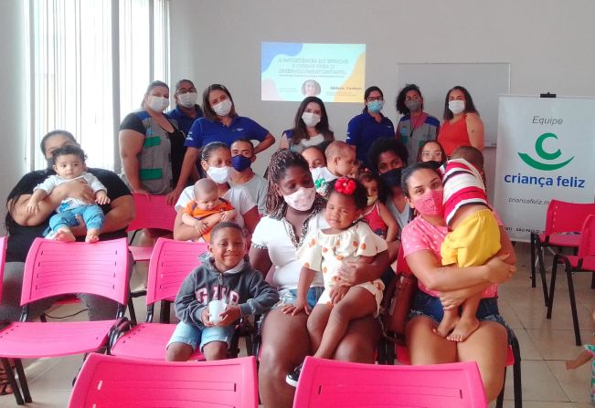 Famílias do Programa Criança Feliz participam de palestra sobre a importância do Brincar e Cuidar