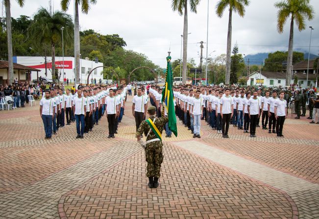 Mais de 200 jovens participaram do Juramento à Bandeira em Cajati