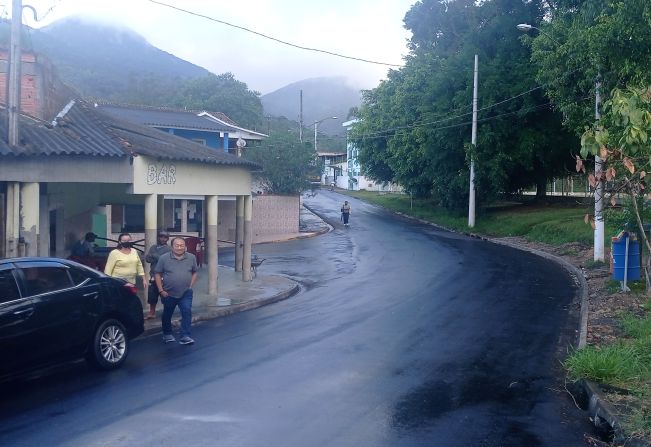 Prefeito Koga visita a pavimentação das ruas da Barras do Azeite