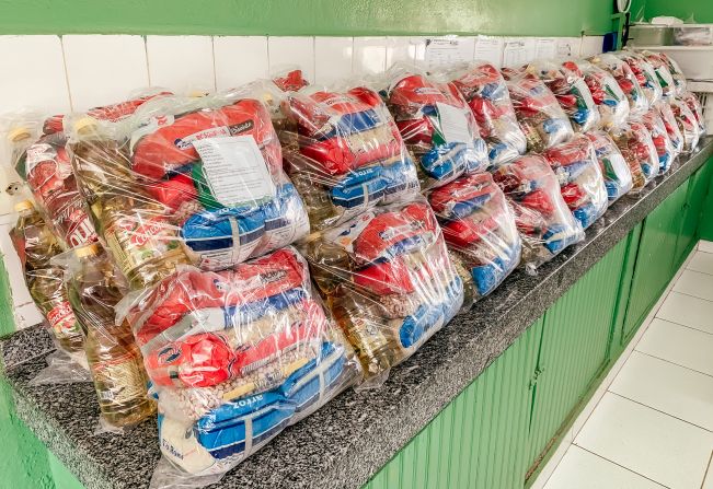Cajati entrega kits de alimentação, higiene bucal e atividades de ensino remoto para alunos das escolas municipais 