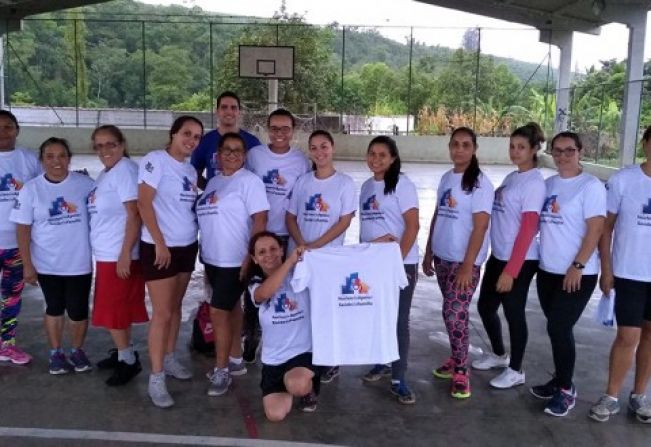 Saúde entrega camisetas aos participantes dos programadas de atividade física do município