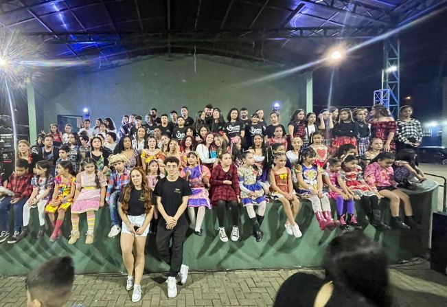 4º MOVIMENTO CULTURA NA PRAÇA FOI UM ESPETÁCULO DE TALENTOS DO MUNICÍPIO