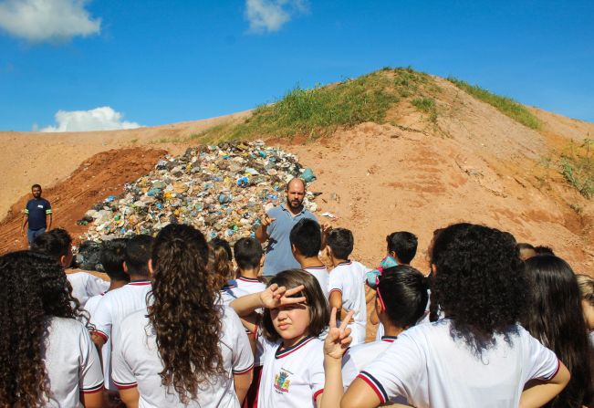 Departamentos de Desenvolvimento Econômico e Educação realizam visita monitorada com alunos do 5º ano no aterro sanitário e Cooreca