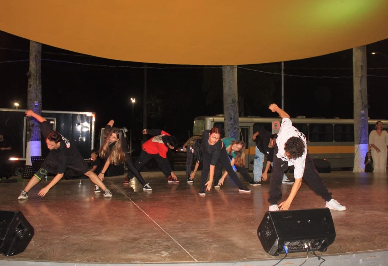 MOVIMENTO CULTURA NA PRAÇA FOI UM ESPETÁCULO DE TALENTOS DO MUNICÍPIO!