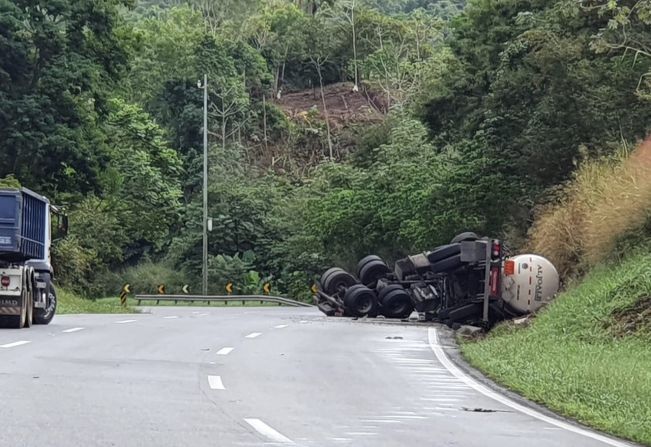 Caminhão tomba e vaza ácido clorídrico no rio Jacupiranguinha em Cajati